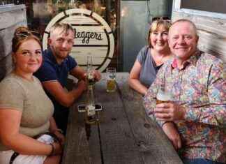 Social Pictures: Friends Catching Up in Belfast City Centre news-17082024-211112