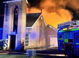 Firefighters Battle Large Blaze at Greenisland Church – Emergency Response Efforts news-02092024-001526