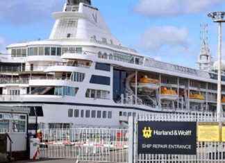 Luxury Liner Stuck off Northern Ireland Coast for Two Days news-03102024-005218