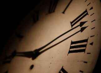 Supporting Individuals with Dementia Through Weekend Clock Changes: Tips and Strategies news-26102024-112553