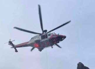 Dramatic Helicopter Winch Rescue at Giants Causeway: A Thrilling Sight news-02122024-001305
