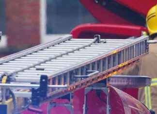 Firefighters Rescue Two People from Blaze in Belfast Senior Community firefighters-rescue-two-people-from-blaze-in-belfast-senior-community